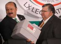 El líder de San Lázaro, César Duarte, recibe el paquete que le entegó ayer del secretario de Hacienda, Agustín Carstens