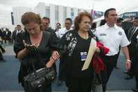 Ivonne Ramos y María del Carmen Martínez, familiares de un agente federal que murió en el cumplimiento de su deber, exigieron al Presidente una indemnización justa