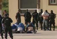 Integrantes del Ejército y policías federales someten a los 35 policías municipales de Torreón que les hicieron frente a tiros