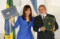 La presidenta argentina Cristina Fernández y el mandatario brasileño, Luiz Inacio Lula da Silva, tras la firma del acuerdo para el comercio bilateral en el Palacio Planalto, en Brasilia
