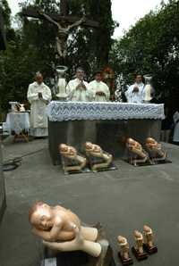 Aspecto de la misa con la que se inauguró ayer el llamado santuario para las víctimas del aborto, en el Panteón Civil de Dolores