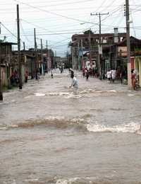 Pobladores de Ciego de Ávila sufren los estragos del paso del huracán Ike
