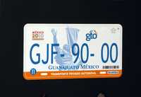 El gobierno de Guanajuato presentó el nuevo diseño que tendrán las placas para vehículos privados, en las cuales se observa al cura Miguel Hidalgo, al fondo, con un estandarte azul, también incluye el nuevo logotipo de la administración, "gto", con listones