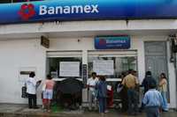 Durante cuatro horas, maestros de Guerrero tomaron 11 sucursales bancarias de Chilpancingo para exigir la derogación de la Alianza por la Calidad de la Educación