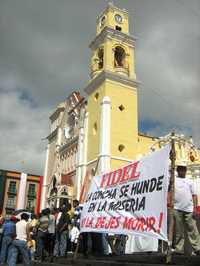 Trabajadores del ingenio La Concepción protestan en el zócalo de Jalapa para denunciar que llevan cinco meses sin cobrar salario y que la empresa les adeuda el aguinaldo de los dos últimos años