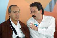 El presidente Felipe Calderón escucha las explicaciones del director del IMSS, Juan Molinar Horcasitas, durante la inauguración de una unidad médica de atención ambulatoria en Tlalnepantla