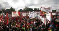 Trabajadores de IG Metall, más de 90 por ciento de los asalariados de la Volkswagen, ayer durante la manifestación en Wolfsburg
