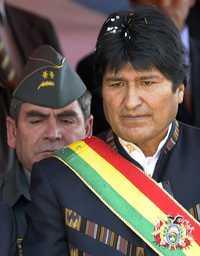 El presidente de Bolivia, durante una ceremonia militar