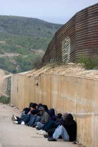 Migrantes esperan en Tijuana la caída de la noche para entrar en Estados Unidos