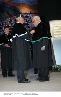 El rector José Antonio González Treviño inviste con el grado de doctor honoris causa a Carlos Monsiváis
