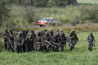 Militares resguardan el paraje donde el viernes fueron encontradas 24 personas ejecutadas, cerca de La Marquesa