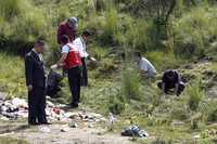 Peritos de la PGR realizan trabajos en el paraje La Loma de la comunidad de San Isidro Tehualtepec, municipio de Ocoyoacac, estado de México, donde el viernes fueron hallados 24 cadáveres