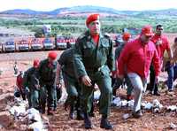 El presidente Hugo Chávez y soldados venezolanos llegan a Guri para participar en ejercicios militares