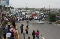 Simpatizantes de la organización priísta Federación Social Unidos por la Justicia quemaron llantas y bloquearon la avenida Bordo de Xochiaca, en el estado de México, por lo que cientos de personas tuvieron que caminar más de dos kilómetros para acceder al transporte