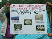 La delegación del INAH en el estado de México clausuró la construcción de al menos 14 casas que se edificaban en la parte baja del cerro de Moctezuma, debido al hallazgo de vestigios arqueológicos. En la imagen vecinos protestaron en días pasados para exigir la detención de las obras