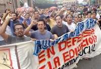 Estudiantes de escuelas normales bloquearon este viernes varios tramos de carretera, culminando con una marcha en la capital michoacana, Morelia