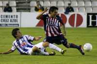 Aprovechando los errores defensivos los Tuzos del Pachuca golearon 5-2 a Guadalajara en encuentro correspondiente a la fecha ocho del Torneo Apertura 2008