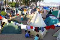 Turistas acampan en playas de Acapulco ante la falta de cuartos de hotel. Imagen de archivo