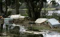 Docenas de ataúdes quedaron flotando en aguas lodosas en el cementerio de la comunidad de Hollywood, en Orange, Texas, luego del paso de Ike en el área. Los féretros fueron alineados para devolverlos a su sitio conforme avancen los trabajos de reconstrucción