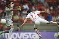 Carlos Esquivel intentó anotar en la meta del Monterrey, defendida por Jonathan Orozco, pero falló