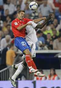 Álvaro Antón, de Numancia, disputa con fuerte empeño un balón con Mahamadou Diarrabeu, del Madrid