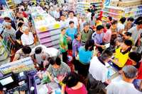 Consumidores hacen fila en un supermercado en Hefei, en la provincia china de Anhui, el pasado día 10. Durante agosto la inflación en el país asiático fue la más baja en casi un año. El alza de precios fue mucho menor de lo que se preveía en un mes en que los Juegos Olímpicos hacían temer un fuerte incremento