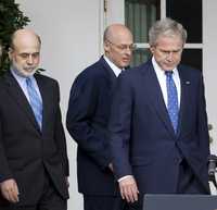 El presidente George W. Bush en la Casa Blanca acompañado por el presidente del banco de la Reserva Federal, Ben Bernanke (primero a la izquierda), y el secretario del Tesoro, Henry Paulson