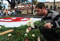Morelianos colocaron en la plaza Melchor Ocampo de la capital michoacana cientos de flores que representaban el símbolo mundial de la paz y efectuaron una jornada de oración por las víctimas de los atentados