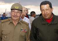 El presidente cubano, Raúl Castro, dio la bienvenida ayer en el aeropuerto de La Habana a su par venezolano, Hugo Chávez, en una escala del gobernante sudamericano antes de comenzar una gira por Europa y Asia