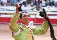 Eloy Cavazos le cortó las orejas y el rabo a su segundo toro durante la lidia en la plaza de Monterrey