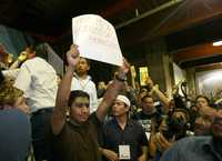 Muestras de inconformidad durante el congreso perredista realizado en la Expo Reforma
