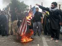 Musulmanes chiítas de Pakistán queman una bandera estadunidense durante una procesión en Karachi para conmemorar un aniversario de la muerte de su primer imán, Hazrat Ali, primo y yerno del profeta Mahoma