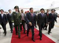 El presidente venezolano llega al aeropuerto de Pekín para iniciar una visita de tres días a China