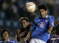 Christian Riveros (derecha) remata de cabeza para anotar uno de los tantos al minuto 67 del partido contra el Saprissa, ayer en el estadio Azul