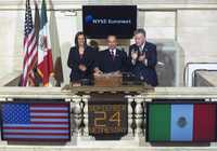El presidente Felipe Calderón hace sonar la campana de apertura a las operaciones de la Bolsa de Valores de Nueva York, ayer; lo acompañan su esposa, Margarita Zavala, y el presidente ejecutivo de ese mercado bursátil, Duncan Niederauer
