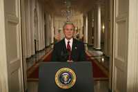 El presidente George W. Bush posa en la Casa Blanca después del mensaje transmitido en horario estelar por todas las cadenas nacionales de televisión