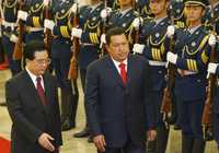 El presidente de China, Hu Jintao, recibió ayer con honores a su par de Venezuela, Hugo Chávez, en la Gran Sala del Pueblo, en Pekín, sede del Congreso Nacional Popular; ambos mandatarios firmaron acuerdos en materia energética y duplicaron un fondo común de inversiones