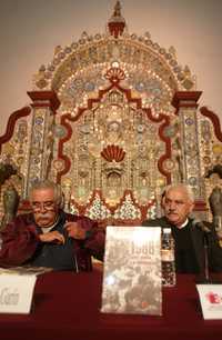 Raúl Álvarez Garín y Gilberto Guevara Niebla, durante la presentación del libro publicado por Cal y Arena