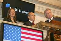 El presidente Felipe Calderón y su esposa, Margarita Zavala, durante el campanazo de inicio de operaciones en la Bolsa de Valores de Nueva York, el pasado miércoles