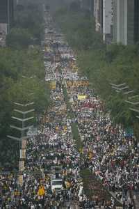 Participantes en la Marcha por la defensa del petróleo, que recorrió del Ángel de la Independencia al Zócalo, convocada por Andrés Manuel López Obrador