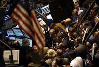 Efervescencia en el piso de remates de la bolsa de Nueva York el pasado viernes, cuando el mercado cerró con valores mixtos, ante la incertidumbre por el paquete de rescate financiero