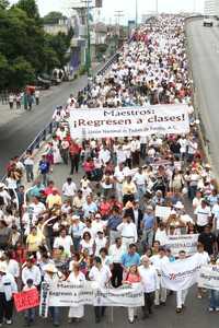 Unas 2 mil personas marcharon en Cuernavaca, Morelos, en protesta por el paro magisterial