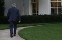 George W. Bush se encamina a la Oficina Oval de la Casa Blanca, en Washington, después de declararse "decepcionado" por el fracaso de su plan de rescate financiero