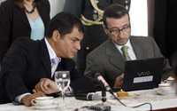 El presidente de Ecuador, Rafael Correa, izquierda, y su asesor, Vinicio Alvarado, durante una conferencia de prensa en el palacio Carondelet, en Quito
