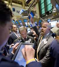 La bolsa de Nueva York cerró ayer con un alza de 4.68 por ciento en su principal indicador, el Dow Jones, con lo que recuperó más de la mitad del terreno perdido el lunes