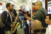 El colectivo Arte Bajo la Ciudad recorrió ayer la línea 3 del Metro, en el marco del Festival Musical Sobre Ruedas que organizó en busca del reconocimiento a su actividad por las autoridades del STC