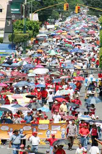 Maestros de Morelos marcharon ayer por las calles de Cuautla en rechazo a la alianza educativa y para conmemorar el natalicio de José María Morelos y Pavón