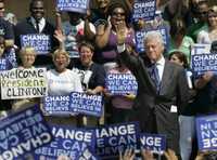 Bill Clinton, ex presidente de Estados Unidos, es ovacionado luego de un acto de campaña en favor del candidato demócrata a la Casa Blanca, Barack Obama, ayer en la Universidad Central de Florida