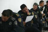 Policías durante la aplicación de las evaluaciones