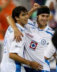 Gerardo Lugo y Pablo Zeballos (izquierda) se felicitan tras el gol fortuito que dio el triunfo celeste